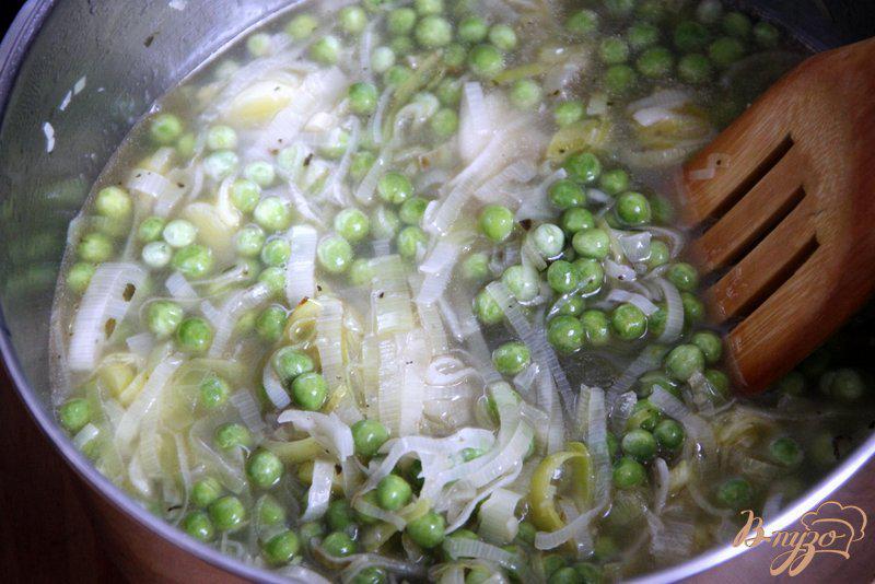 Фото приготовление рецепта: Суп-пюре из зелёного горошка шаг №3