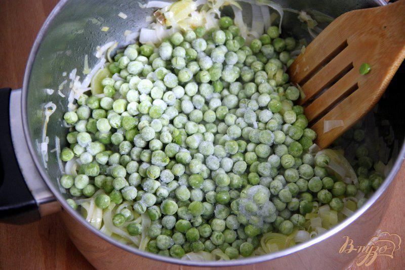 Фото приготовление рецепта: Суп-пюре из зелёного горошка шаг №2