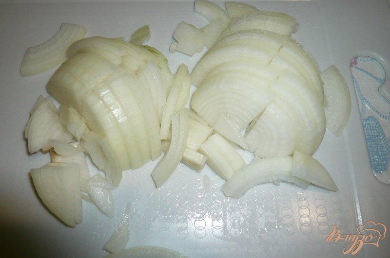 Фото приготовление рецепта: Хек запеченный с луком и сыром шаг №2