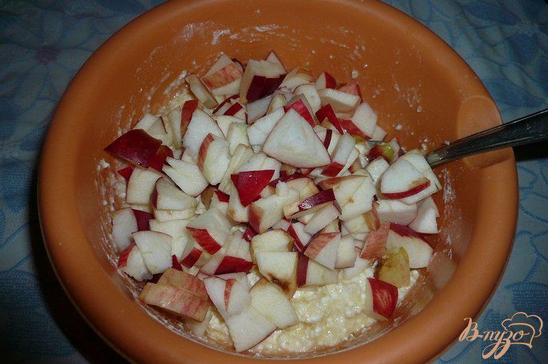 Фото приготовление рецепта: Творожная запеканка с яблоками шаг №6