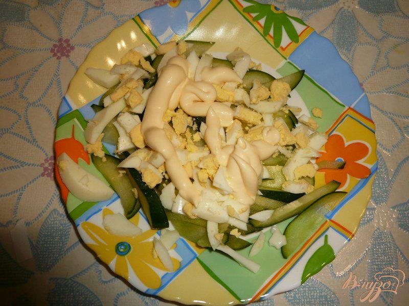 Фото приготовление рецепта: Легкий салат с консервированным кальмаром шаг №3