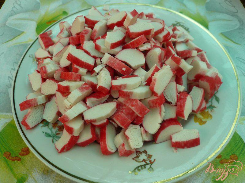 Фото приготовление рецепта: Салат свежий с крабовыми палочками шаг №2