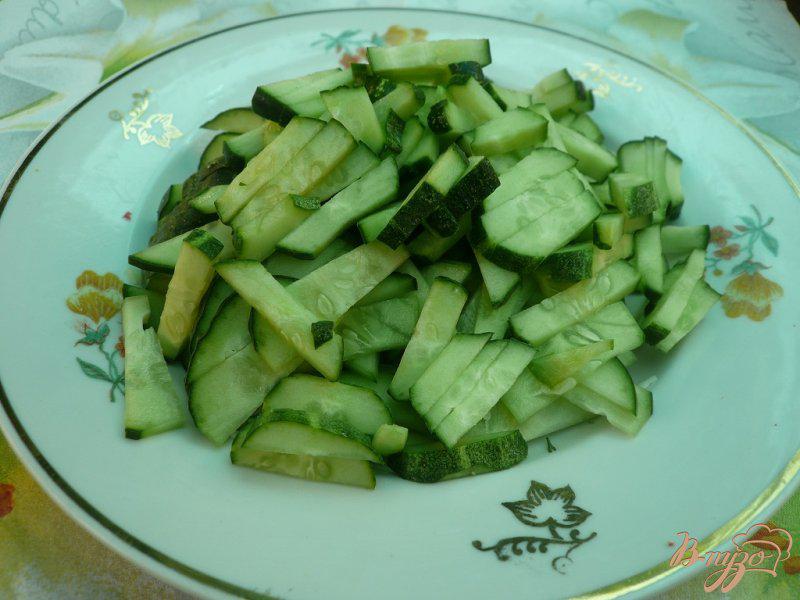 Фото приготовление рецепта: Салат свежий с крабовыми палочками шаг №3
