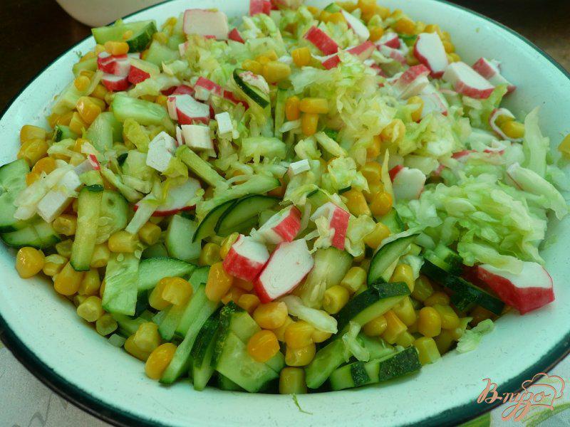 Фото приготовление рецепта: Салат свежий с крабовыми палочками шаг №5