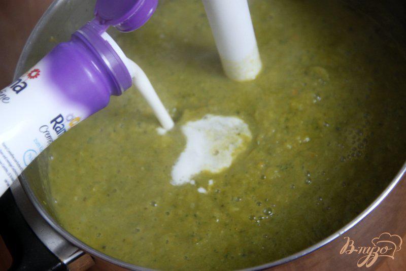 Фото приготовление рецепта: Суп-пюре из брокколи, лука-порея и тыквы шаг №3