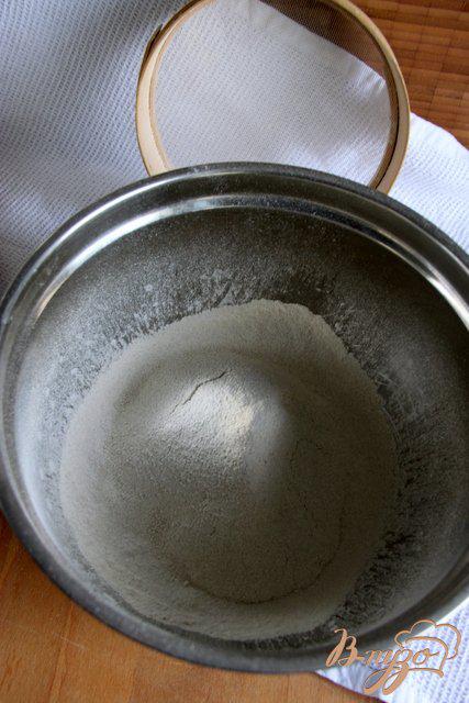 Фото приготовление рецепта: Пшенично-ржаной хлеб с семечками на закваске шаг №2