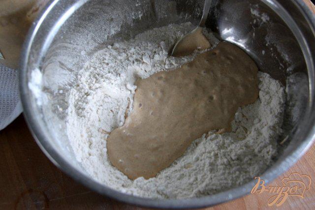 Фото приготовление рецепта: Пшенично-ржаной хлеб с семечками на закваске шаг №4