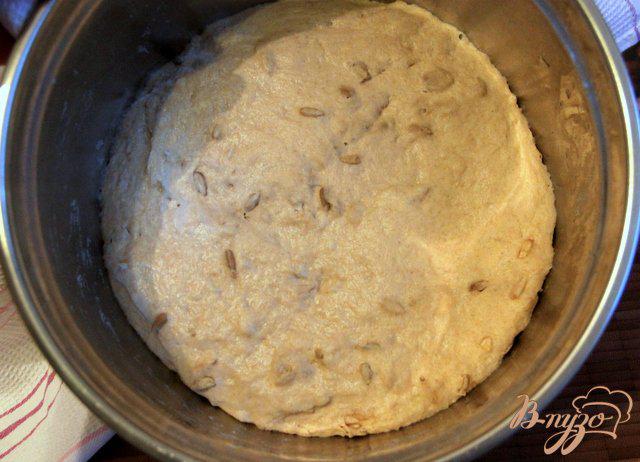 Фото приготовление рецепта: Пшенично-ржаной хлеб с семечками на закваске шаг №8