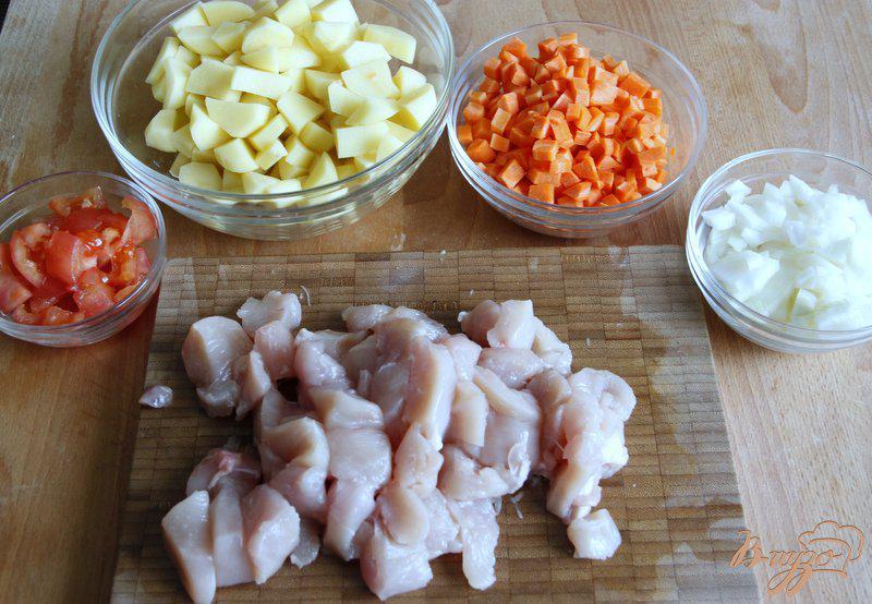 Фото приготовление рецепта: Картофельный айнтопф с курицей шаг №1
