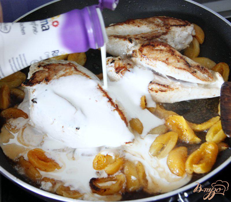 Фото приготовление рецепта: Куриные грудки в сливочно абрикосовом соусе шаг №3