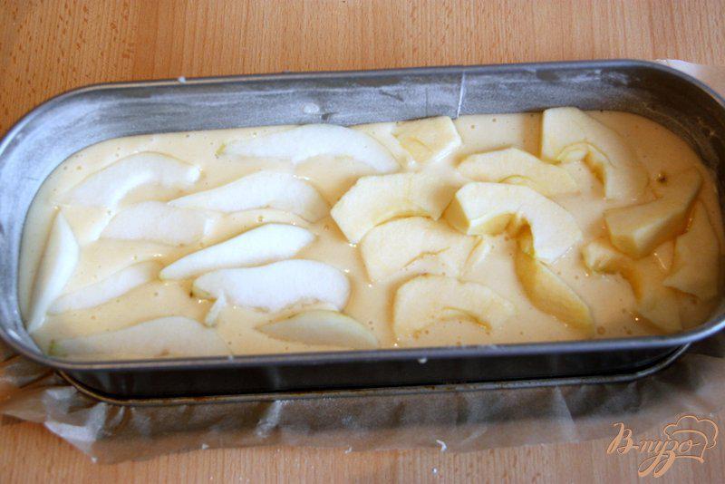 Фото приготовление рецепта: Пирог с грушами и яблоком шаг №6