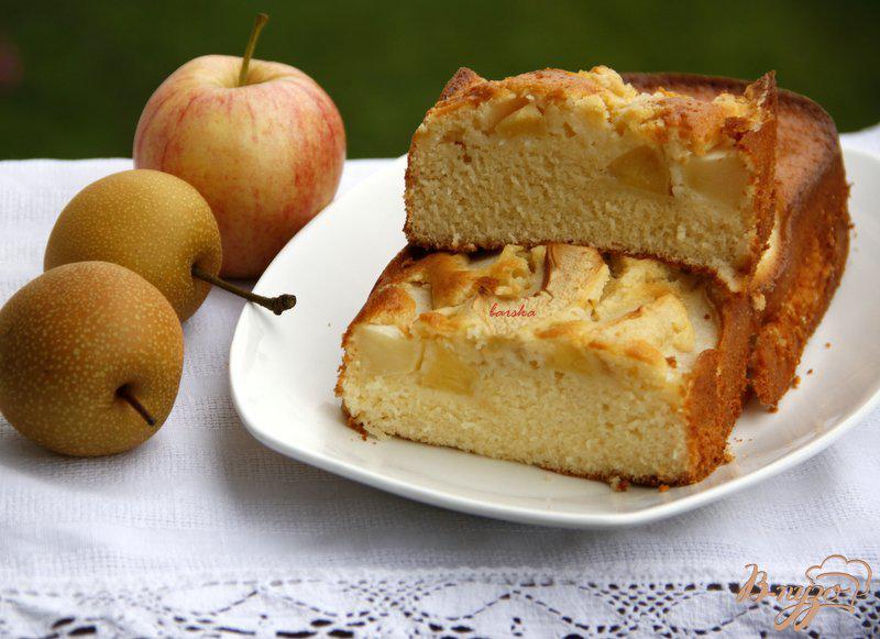 Фото приготовление рецепта: Пирог с грушами и яблоком шаг №7