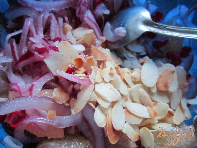Фото приготовление рецепта: Салат из красного лука с грейпфрутом шаг №5