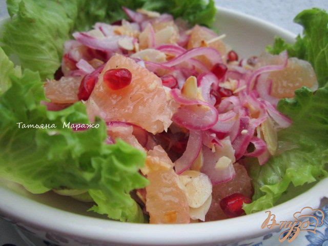 Фото приготовление рецепта: Салат из красного лука с грейпфрутом шаг №6
