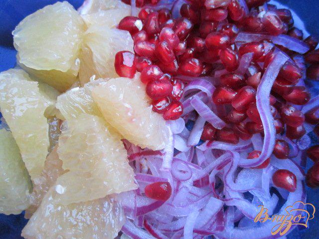 Фото приготовление рецепта: Салат из красного лука с грейпфрутом шаг №3