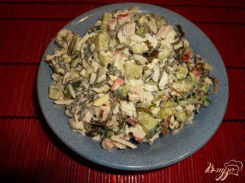 Фото приготовление рецепта: Нежный салат с морской капустой шаг №7