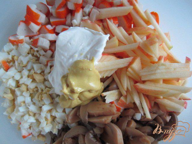 Фото приготовление рецепта: Салат с крабовыми палочками и грибами шаг №4