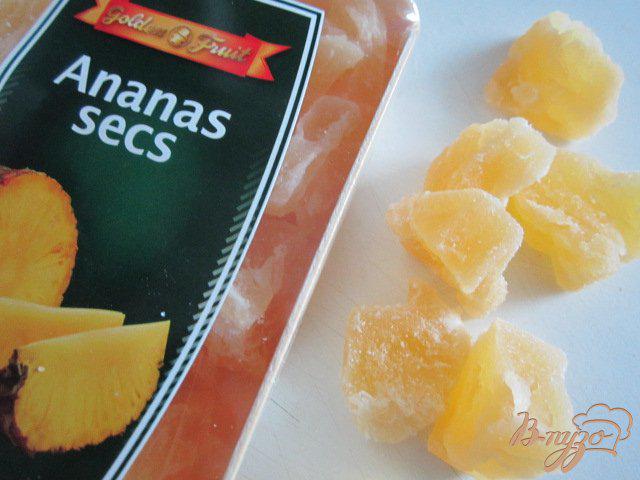 Фото приготовление рецепта: Творожные лепешки с цукатами из ананаса шаг №4