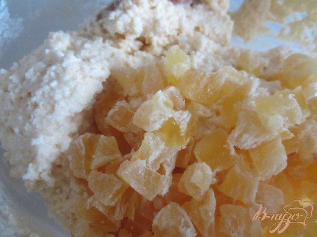 Фото приготовление рецепта: Творожные лепешки с цукатами из ананаса шаг №5