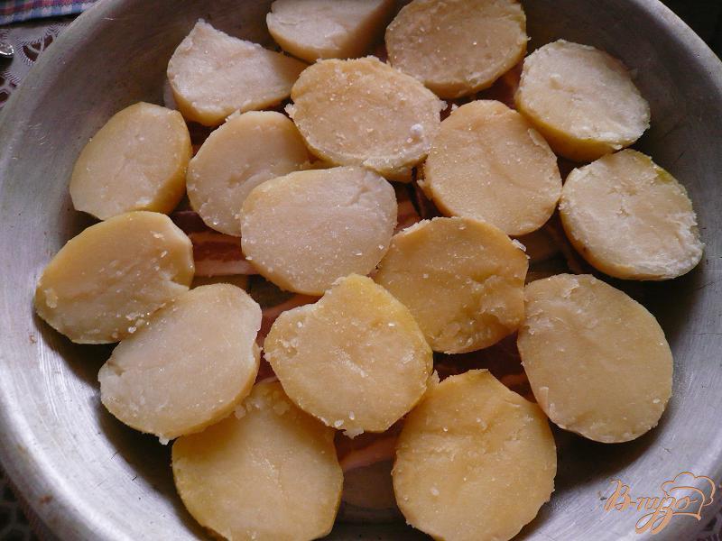 Фото приготовление рецепта: Картофель запеченный с беконом и сыром шаг №5