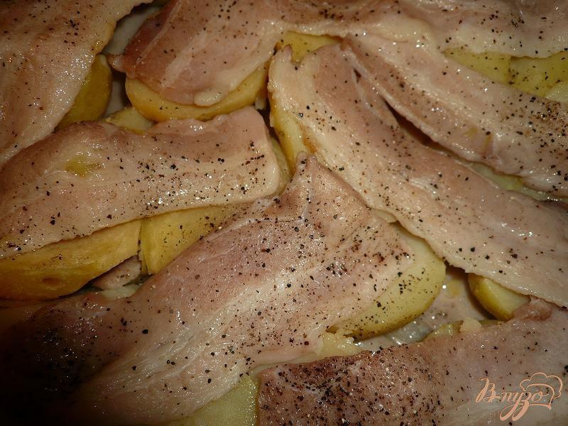 Фото приготовление рецепта: Картофель запеченный с беконом и сыром шаг №6