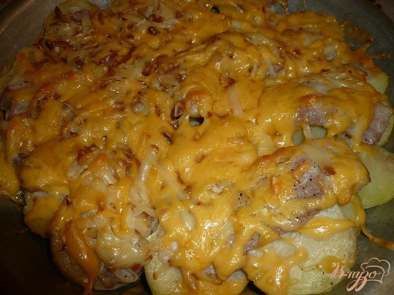 Фото приготовление рецепта: Картофель запеченный с беконом и сыром шаг №8