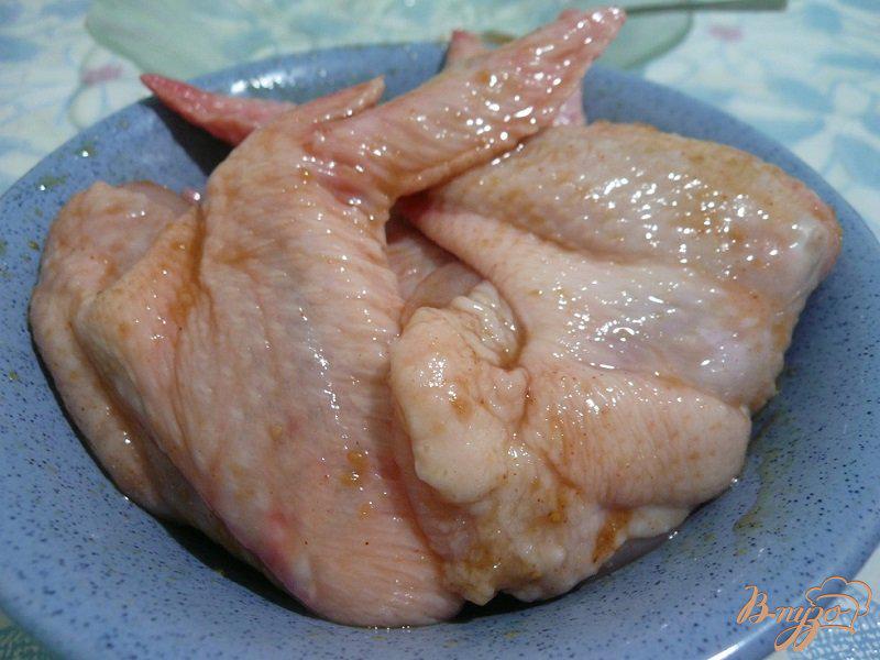 Фото приготовление рецепта: Остро-сладкие куриные крылышки шаг №5