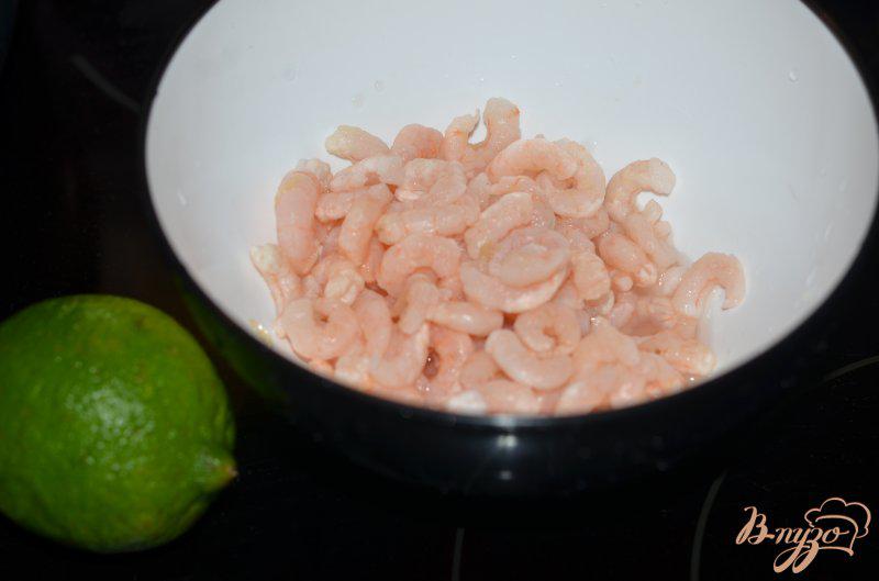 Фото приготовление рецепта: Салат с креветками и кукурузой шаг №1