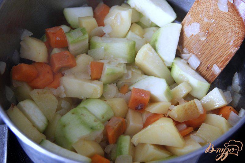 Фото приготовление рецепта: Сырно-овощной крем-суп шаг №2