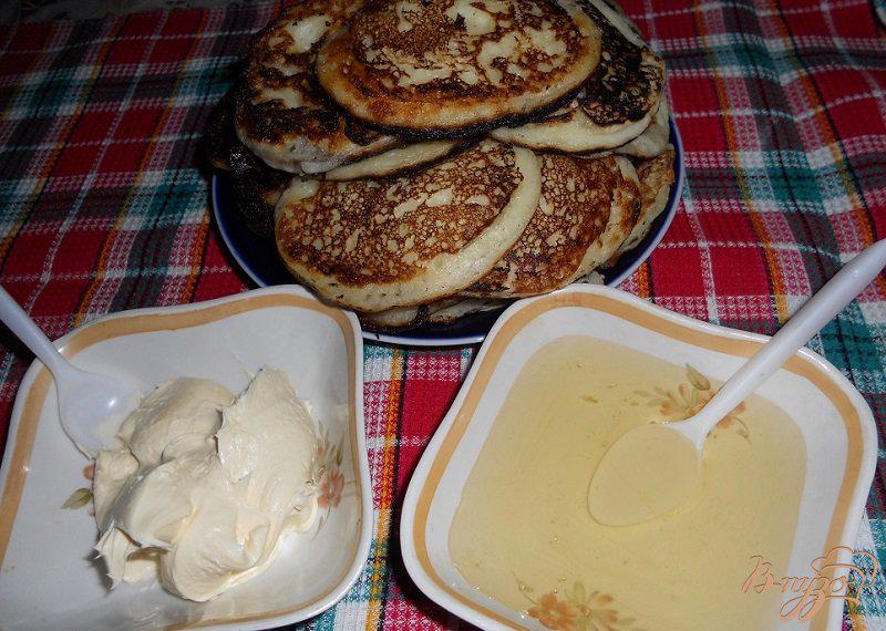 Фото приготовление рецепта: Оладьи на простокваше, с мёдом и бабской сметаной шаг №8