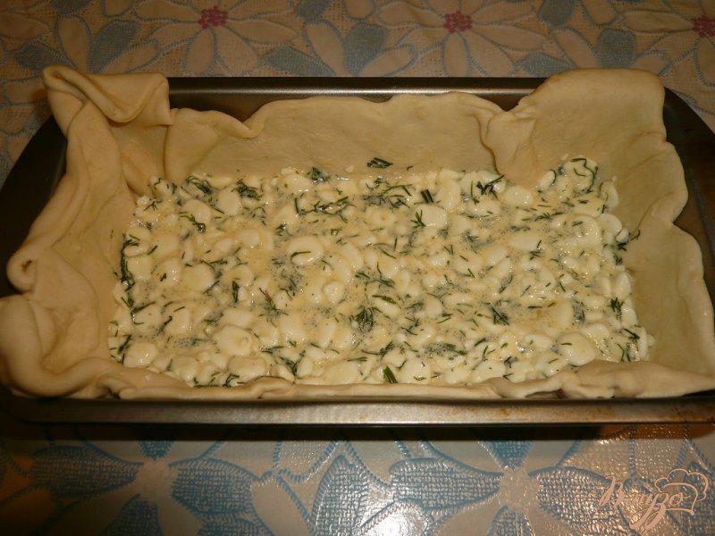 Фото приготовление рецепта: Пирог из слоеного теста с начинкой из зерненого творога шаг №5