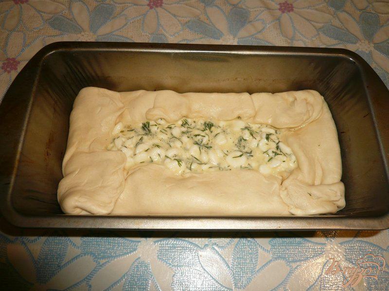Фото приготовление рецепта: Пирог из слоеного теста с начинкой из зерненого творога шаг №6