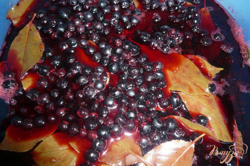 Фото приготовление рецепта: Сироп из черноплодной рябины на зиму шаг №7