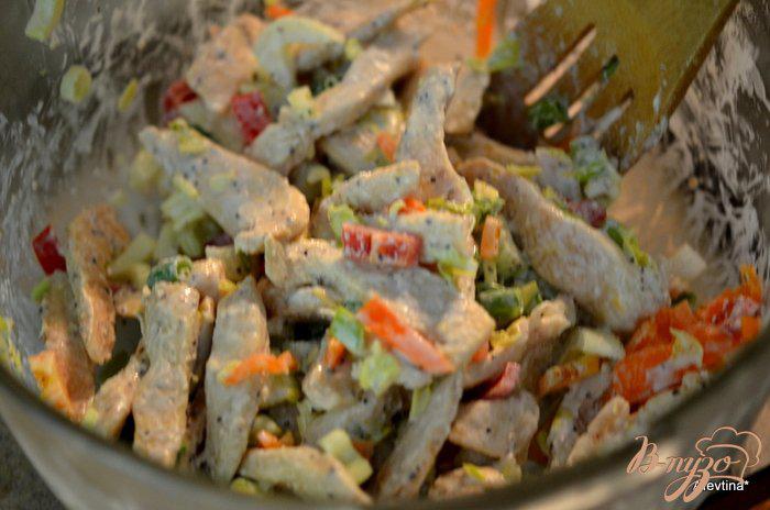 Фото приготовление рецепта: Куриный салат с сырными слойками шаг №2