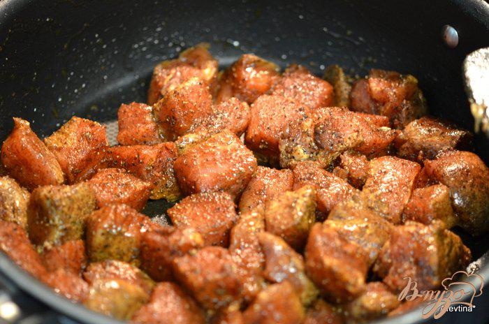 Фото приготовление рецепта: Свинина с паприкой и грибами шиитаке шаг №2