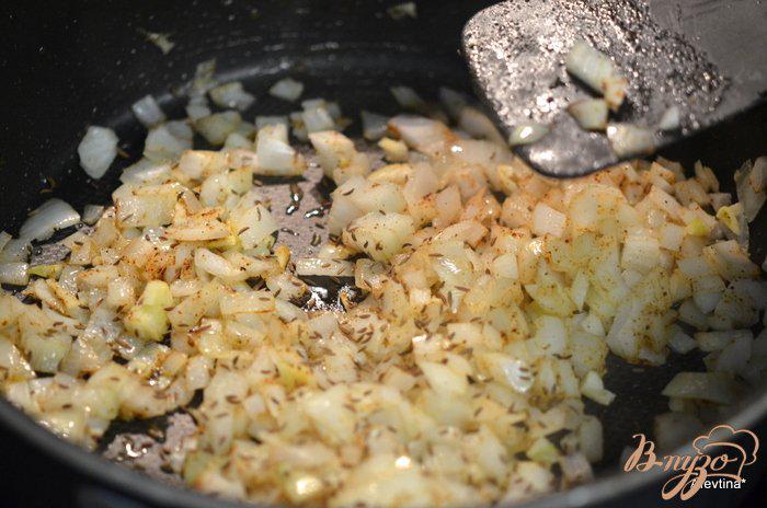 Фото приготовление рецепта: Свинина с паприкой и грибами шиитаке шаг №4