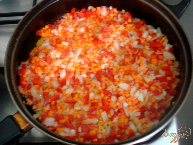 Фото приготовление рецепта: Рис с перцем и горошком шаг №6