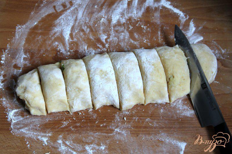 Фото приготовление рецепта: Жареные картофельные рулетики с ветчиной и луком шаг №4
