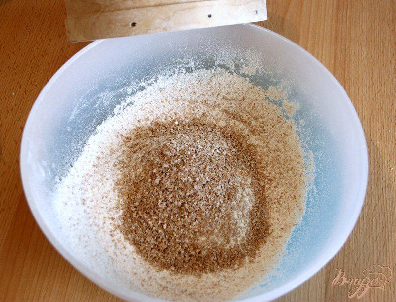Фото приготовление рецепта: Хлеб из ржаной, цельнозерновой и пшеничной муки шаг №4