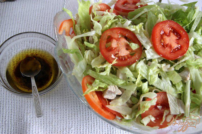 Фото приготовление рецепта: Салат из индейки, айсберга и помидоров шаг №4