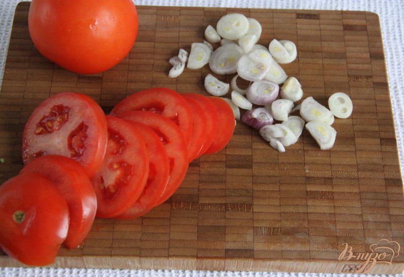Фото приготовление рецепта: Салат из индейки, айсберга и помидоров шаг №3