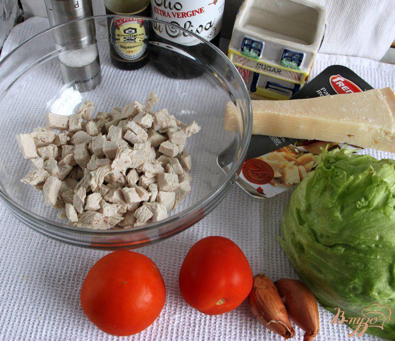 Фото приготовление рецепта: Салат из индейки, айсберга и помидоров шаг №1