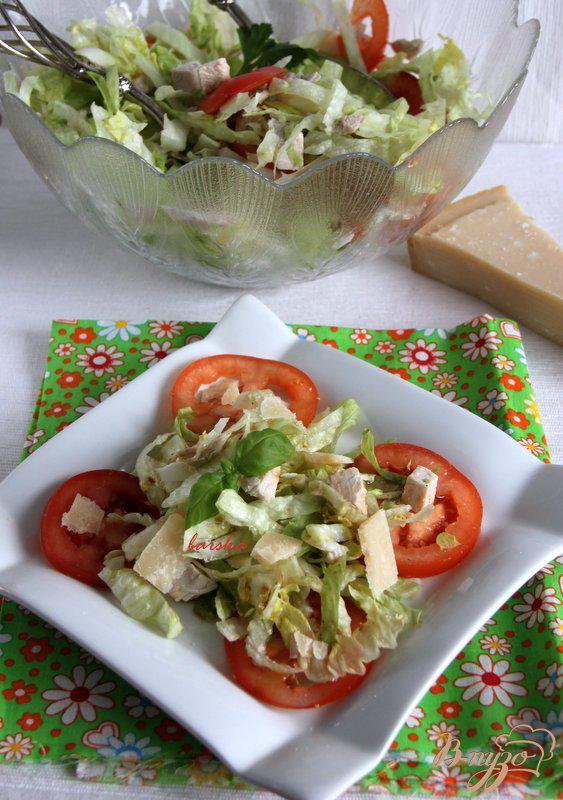 Фото приготовление рецепта: Салат из индейки, айсберга и помидоров шаг №5