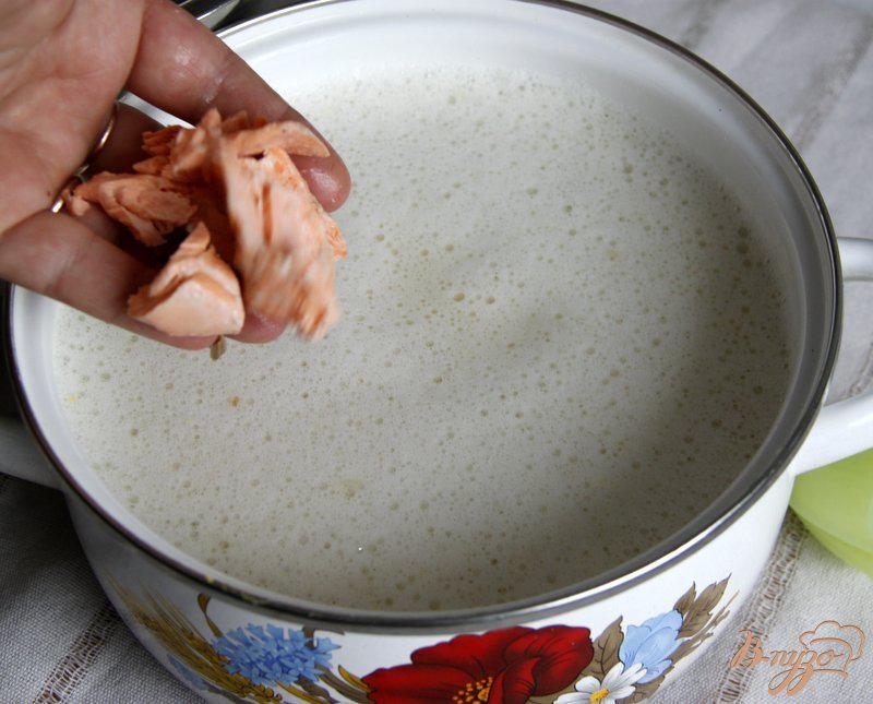 Фото приготовление рецепта: Сливочный суп с рыбой шаг №7