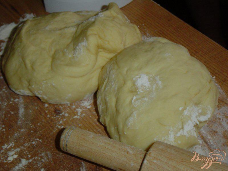 Фото приготовление рецепта: Пирог-коса с тремя начинками шаг №7