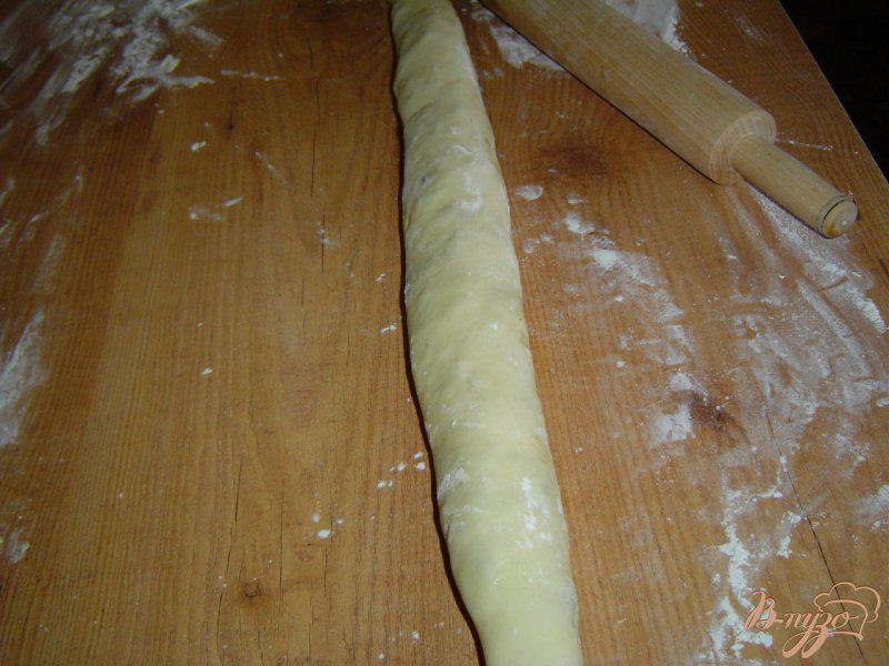 Фото приготовление рецепта: Пирог-коса с тремя начинками шаг №9