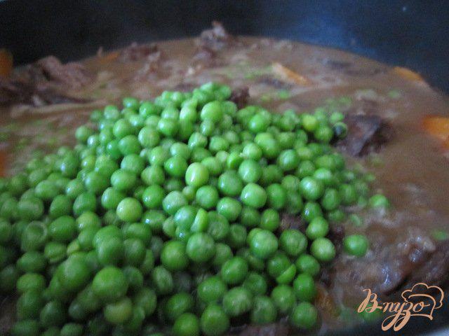Фото приготовление рецепта: Говядина с морковью и зеленым горошком шаг №6