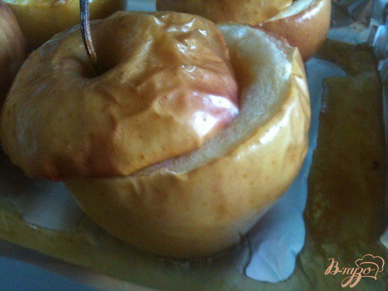 Фото приготовление рецепта: Печеные яблоки с карамелью и арахисом шаг №3