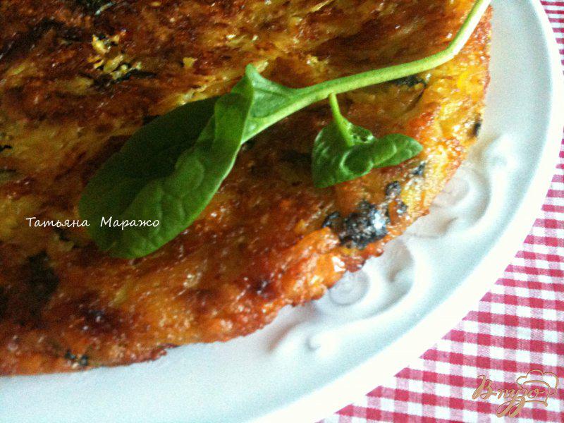 Фото приготовление рецепта: Картофельная тортилья со шпинатом и сладким перчиком шаг №7