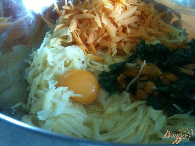 Фото приготовление рецепта: Картофельная тортилья со шпинатом и сладким перчиком шаг №3